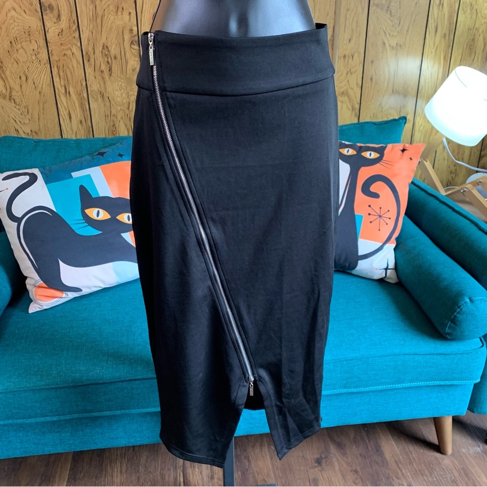 SHEIN Black Asymmetrical Skirt with Zipper Detail